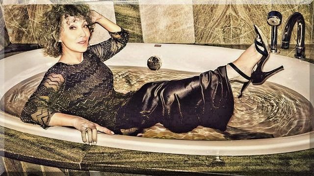 Alicja Majewska w wannie- ilustracja na Forum NAE-fot_ Zosia Zijo i Jacek Pióro.jpg