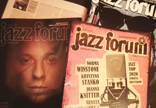 Zajawka nowego nr-u JF na tle nr-ów archiw_fot_pogląd_MZ.jpg