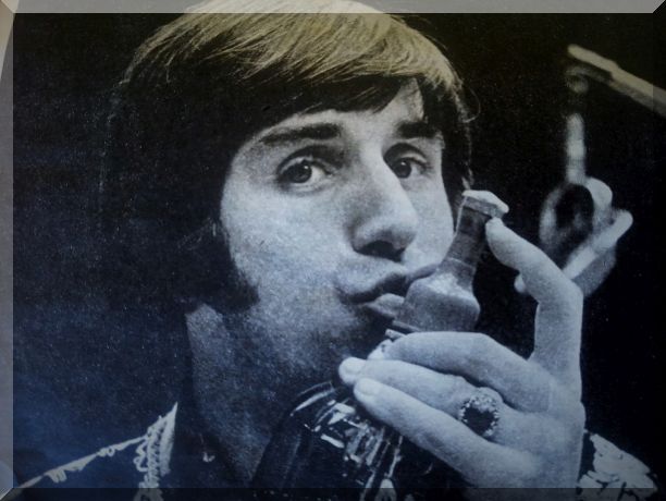 Cz_Niemen z syfonem na planie filmuy Sukces M_Piwowskiego- ilustracja posta.jpg