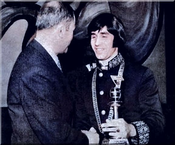 Waschko węcza nagrodę czassopisma Billboard Niemenowi.jpg