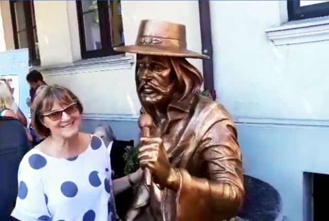 Grażyna Preder przy pomniku Czesława Niemena- Info Białogard.jpg