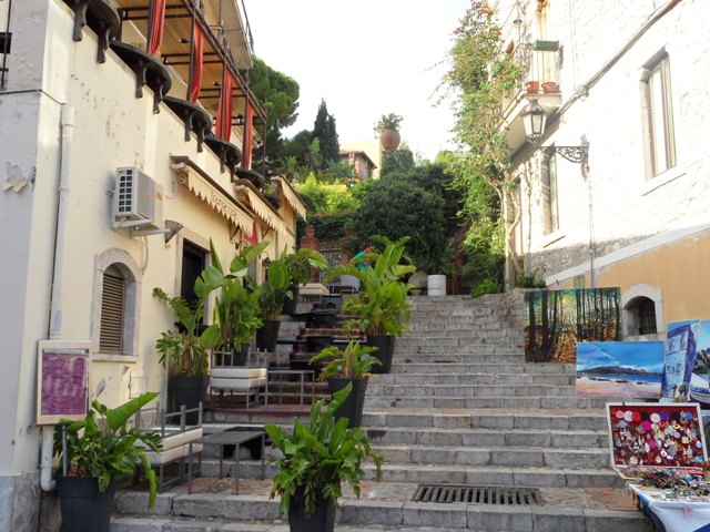 Jedna z uliczek Taorminy, Fot. Tadeusz Wójcik, wrzesień 2010.jpg