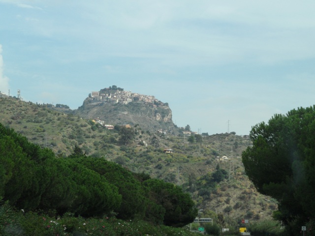Taormina - widok z autostrady. Fot. Tadeusz Wójcik, wrzesień 2010.jpg