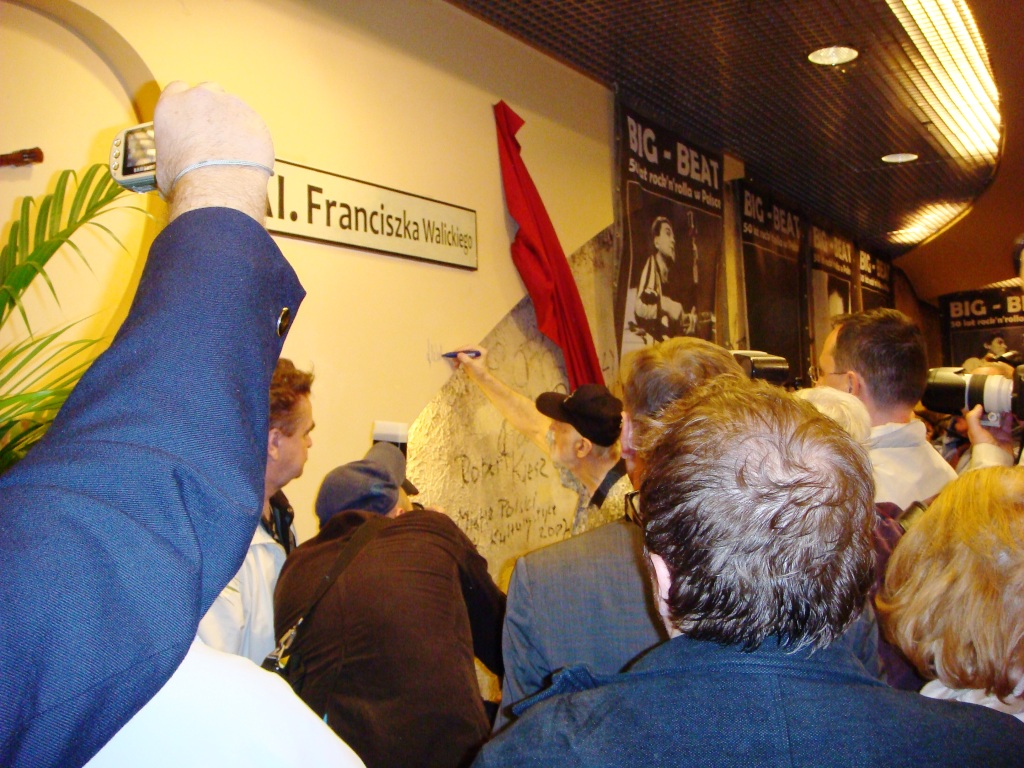 Fr.Walicki składa podpis.JPG